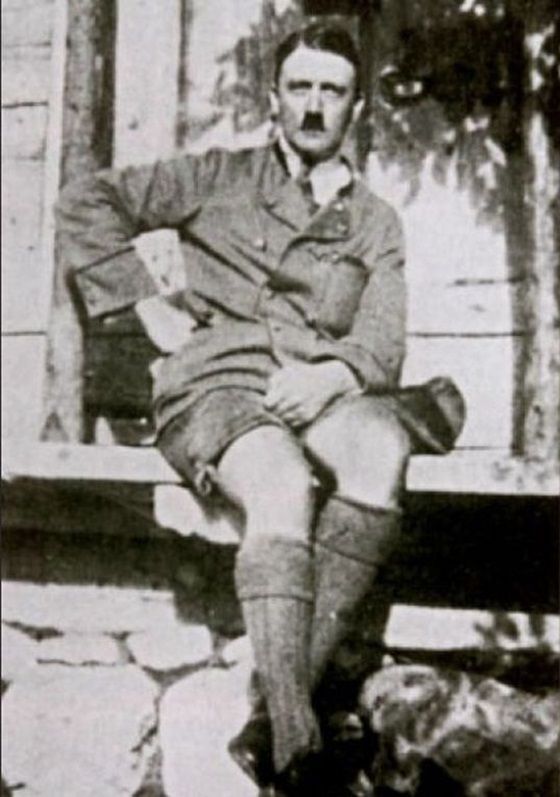 banned_neverbeforeseen_photos_of_hitler_in_shorts_640_high_06